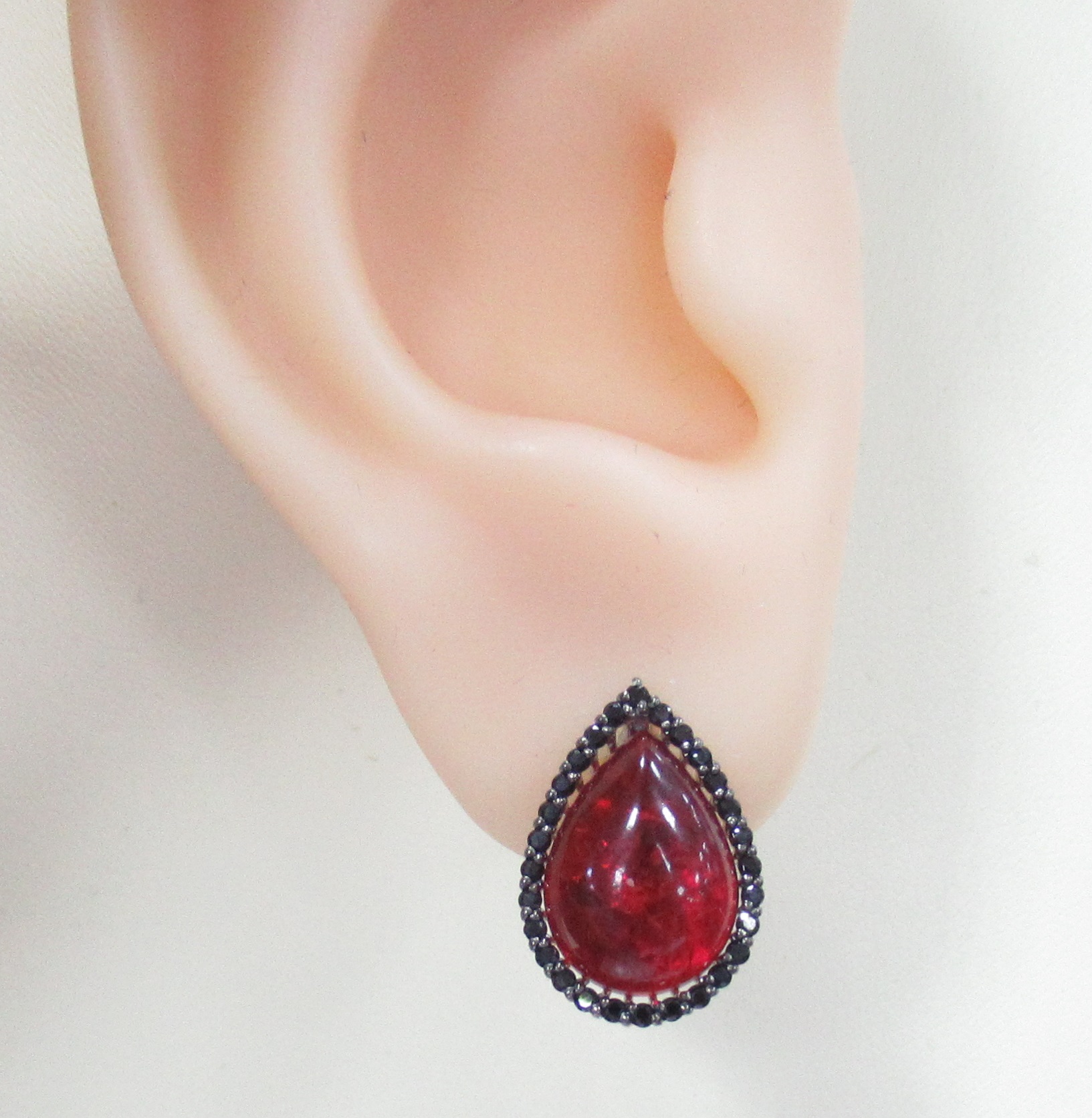 Серебряные серьги 925 пробы; вставки 18 Шпинель черная; 8 Фианит бесцв.;